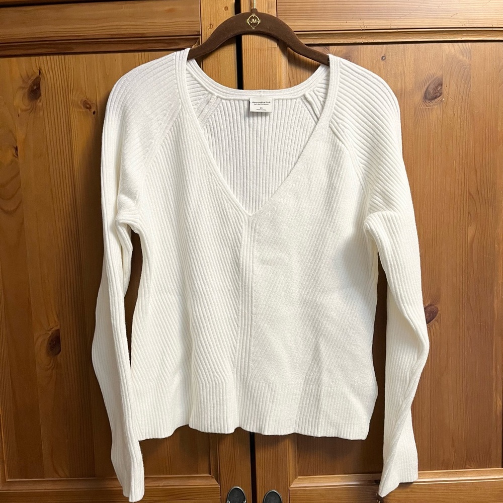 Abercrombie & Fitch Women's White V-Neck Ribbed Sweater